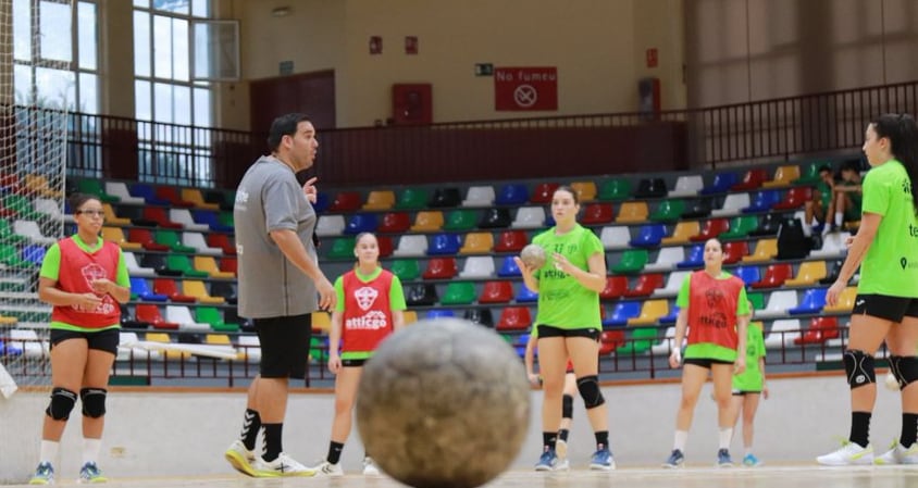 Joaquín Rocamora charla con las jugadoras del Atticgo durante una sesión