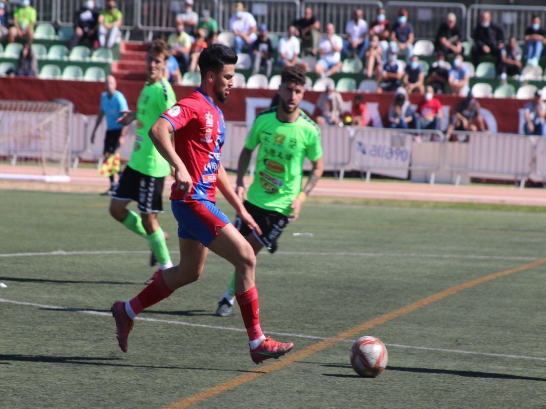 Una de las jugadas del partido disputado en el campo del Gran Tarajal.