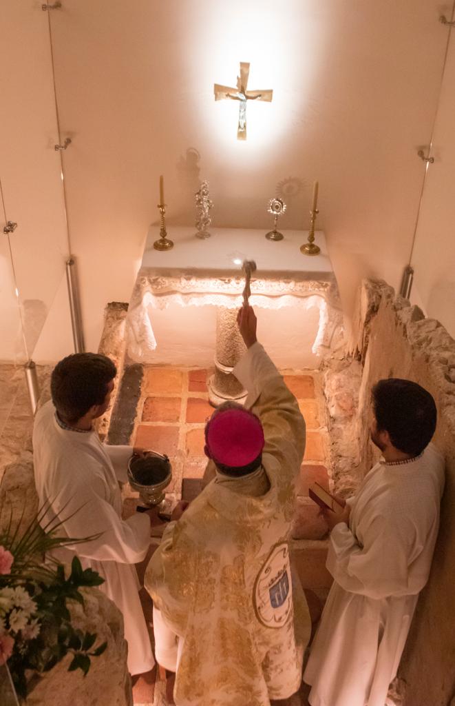 El obispo de Getafe, Ginés García Beltrán, bendiciendo la capilla el pasado 15 de agosto