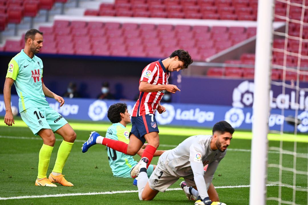 Joao Félix celebra su gol ante la mirada de los defensas del Granada,