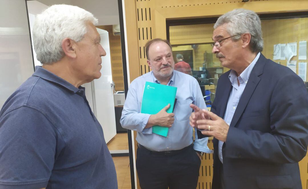 (De izquierda a derecha) El Dr. José Martínez; el director general de Salud Pública, José Carlos Vicente, y el gerente del 061, Francisco Celdrán, en los estudios de Radio Murcia