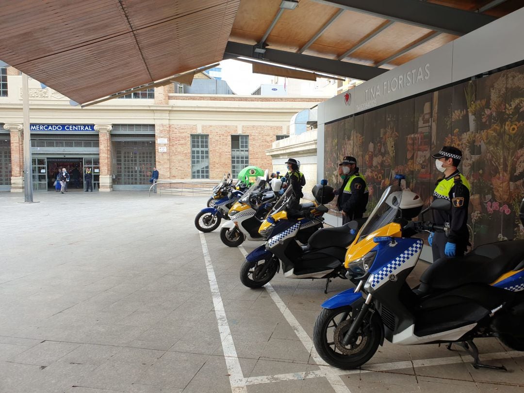 El Ayuntamiento reparte este jueves mascarillas entre los placeros del Mercado Central