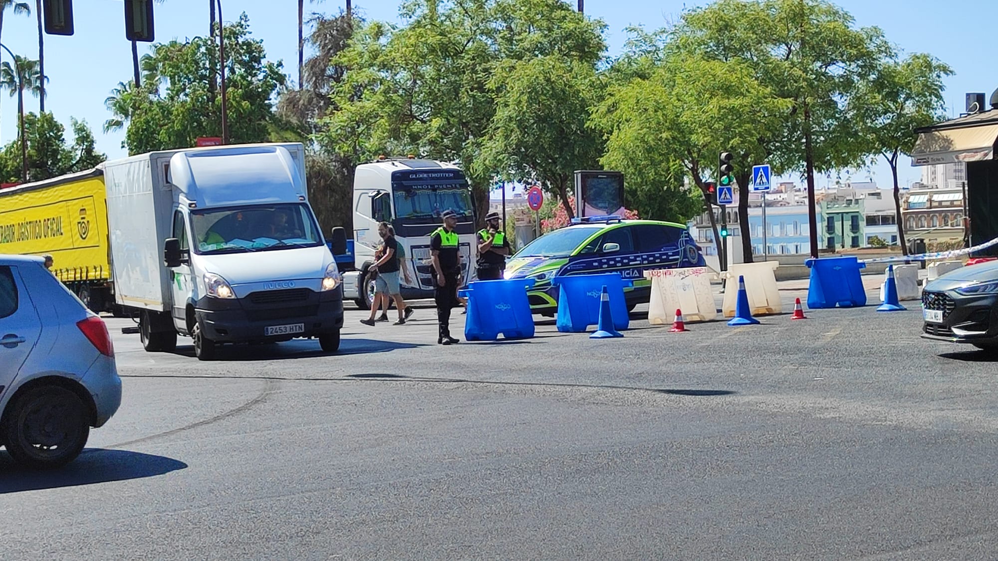 Cortes de tráfico en Paseo de Colón donde se ha situado la línea de meta de la Vuelta Ciclista.