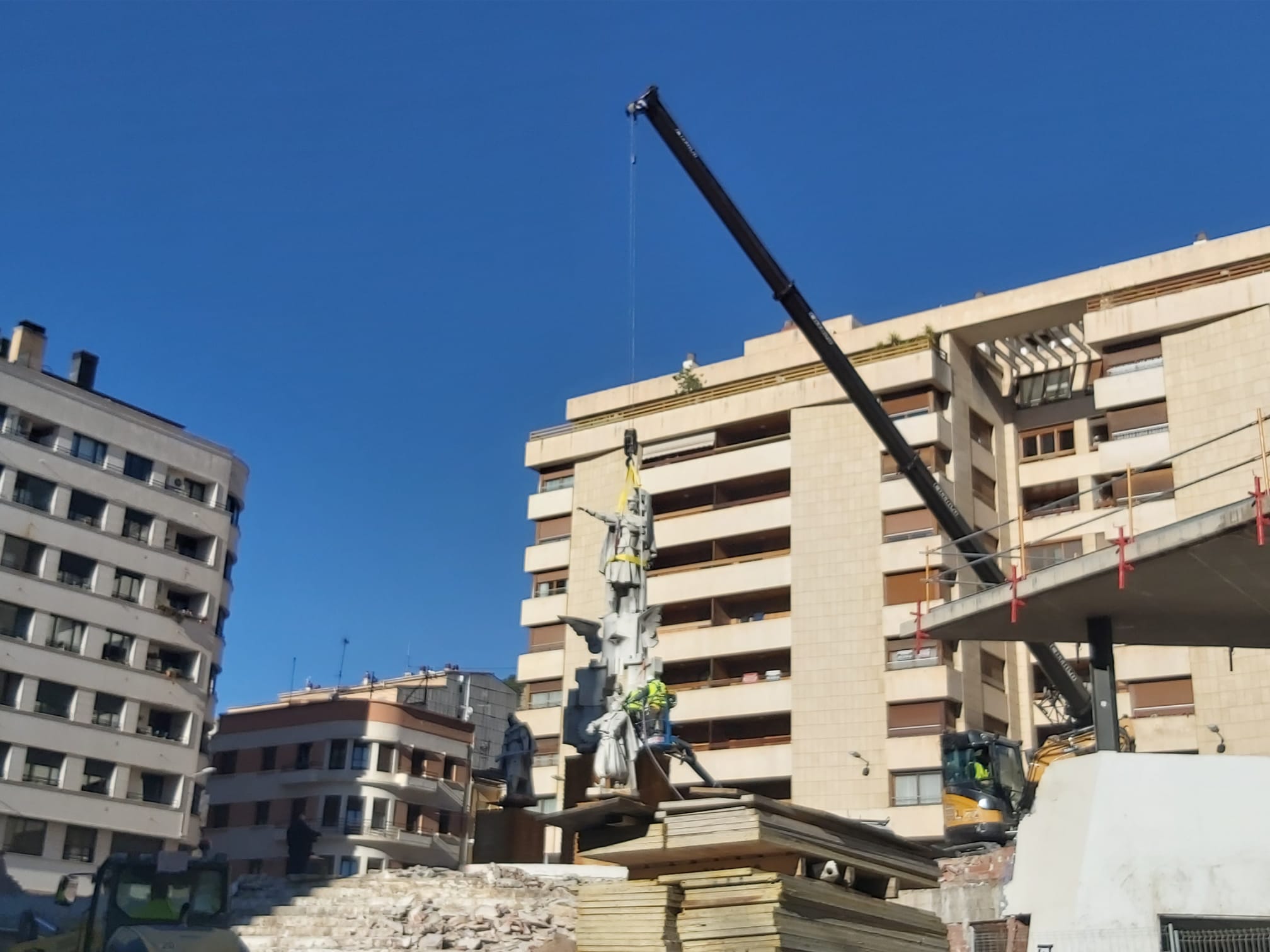 El monumento dedicado a San Jorge fue retirado de la Rosaleda el pasado mes de febrero tras comenzar las obras para reponer la zona verde en este emplazamiento.