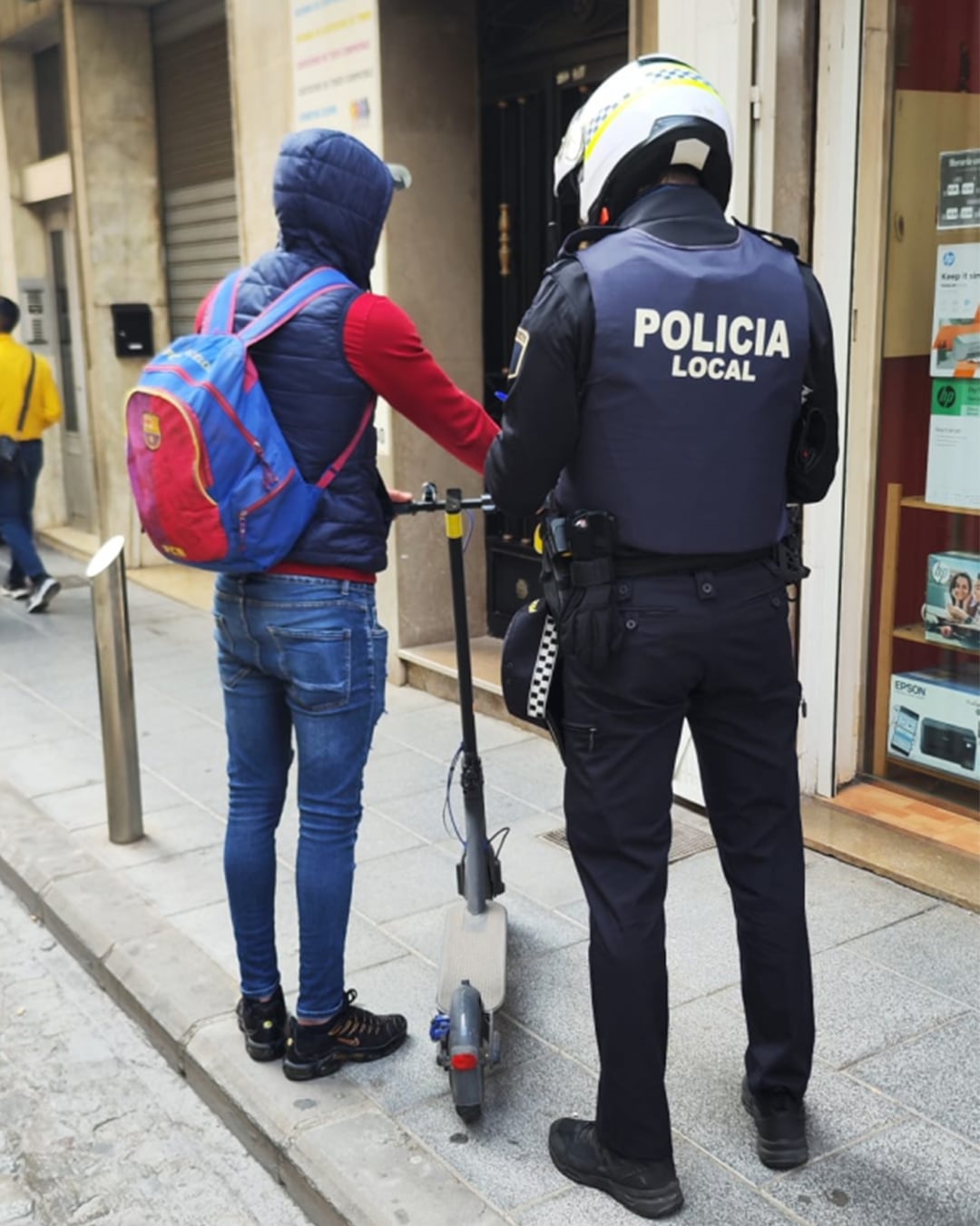 Policía Local de Burriana realiza una campaña de vigilancia y control a patinetes eléctricos.