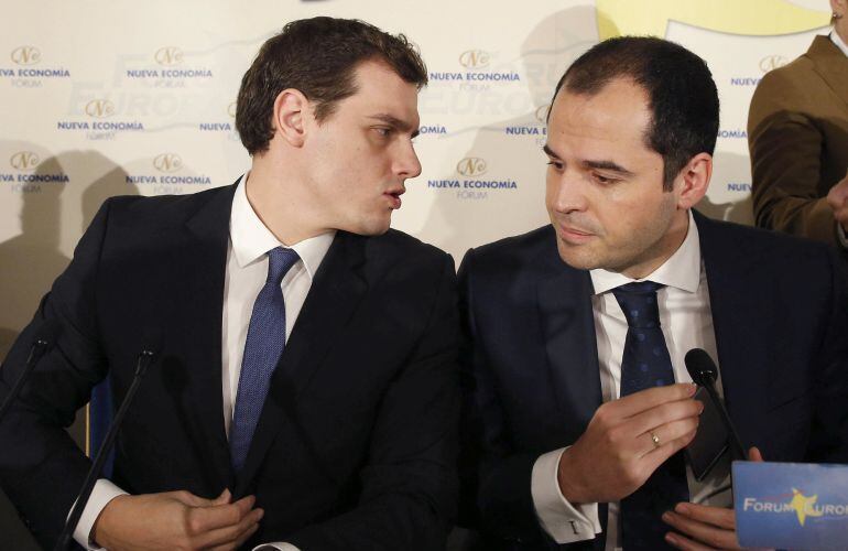 El líder de Ciudadanos, Albert Rivera, conversa con el portavoz del grupo parlamentario de su partido en la Asamblea de Madrid, Ignacio Aguado.