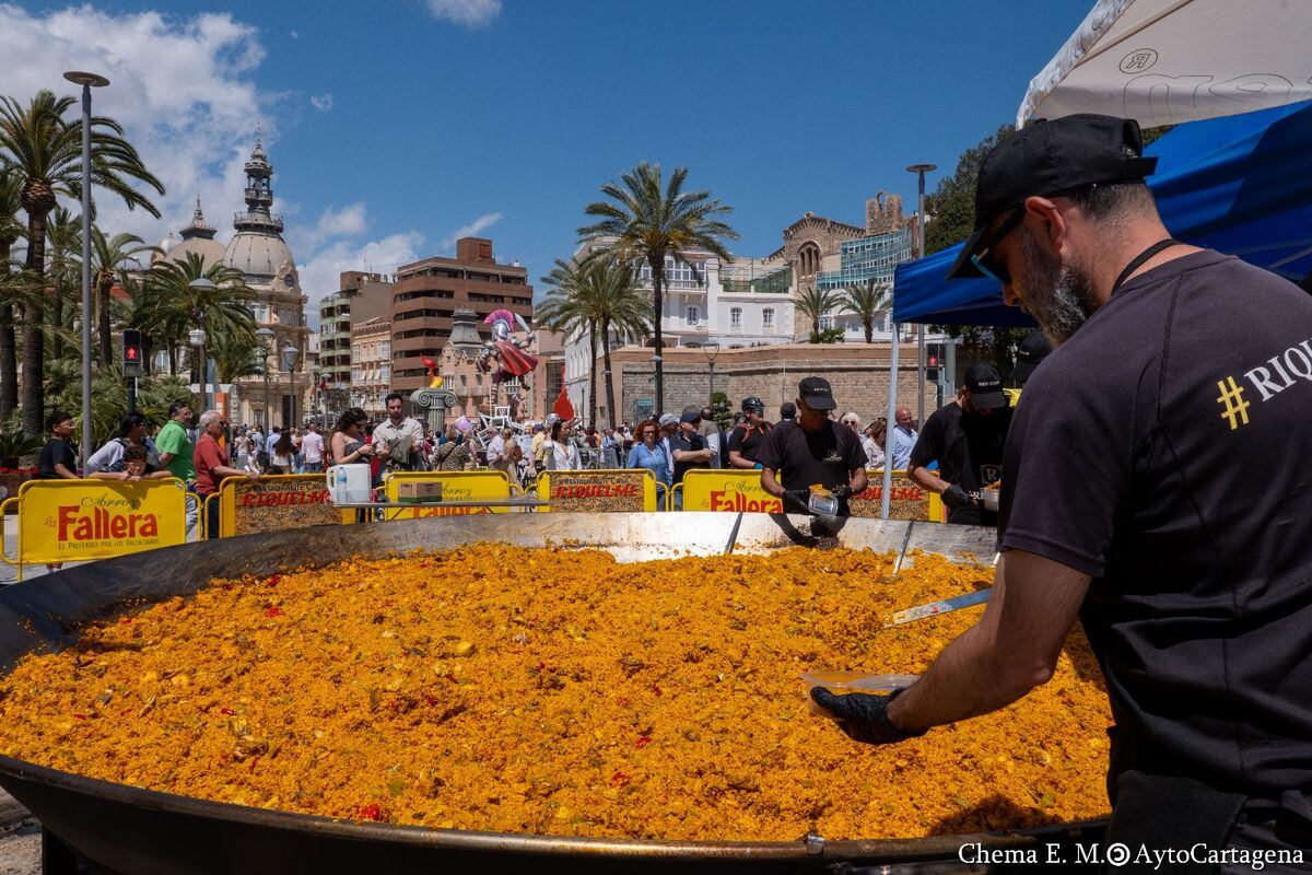 Falleros disparan en Cartagena una mascletá de récord en recuerdo a las víctimas de la dana de Valencia