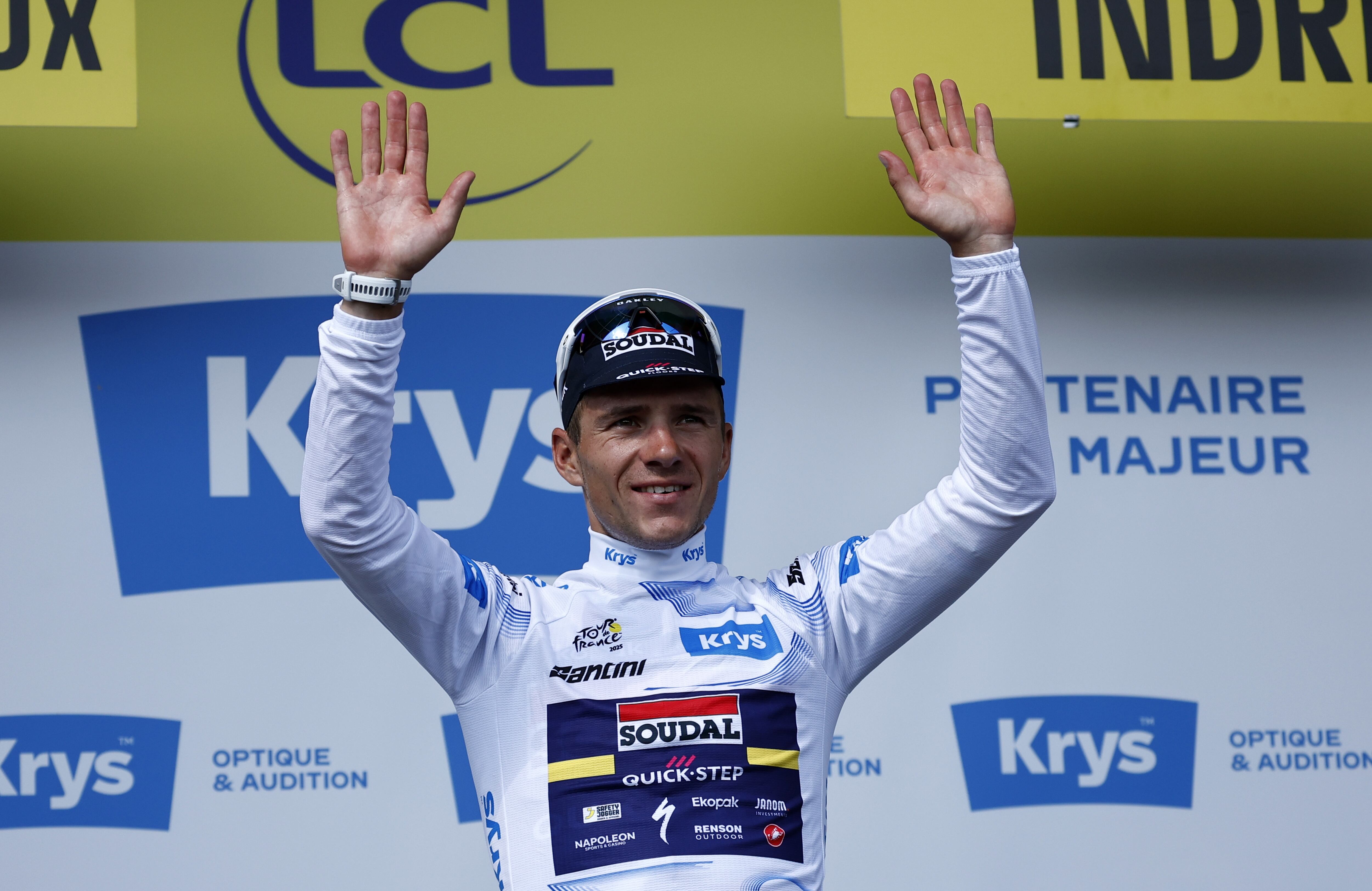 (France), 13/07/2025.- Belgian rider Remco Evenepoel of Soudal Quick-Step team celebrates on the podium in his white jersey for the best young rider after the 9th stage of the Tour de France cycling race over 174.1km from Chinon to Chateauroux, France, 13 July 2025. (Ciclismo, Francia) EFE/EPA/MARTIN DIVISEK
