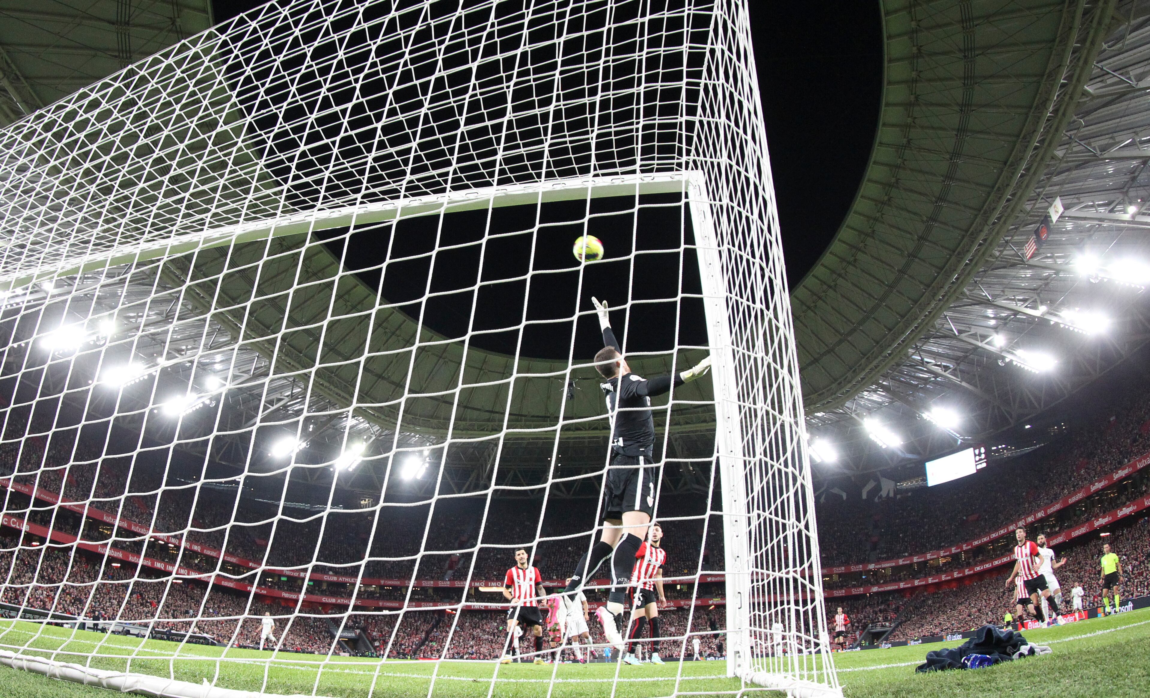 BILBAO, 22/01/2023.- El portero del Athletic, Unai Simón (c), detiene un balón durante el partido de Liga en Primera División que Athletic de Bilbao y Real Madrid disputan este domingo en el estadio de San Mamés. EFE/Luis Tejido
