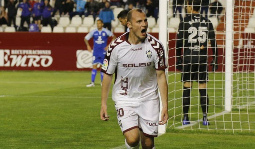 Zozulia celebra un gol con el Albacete