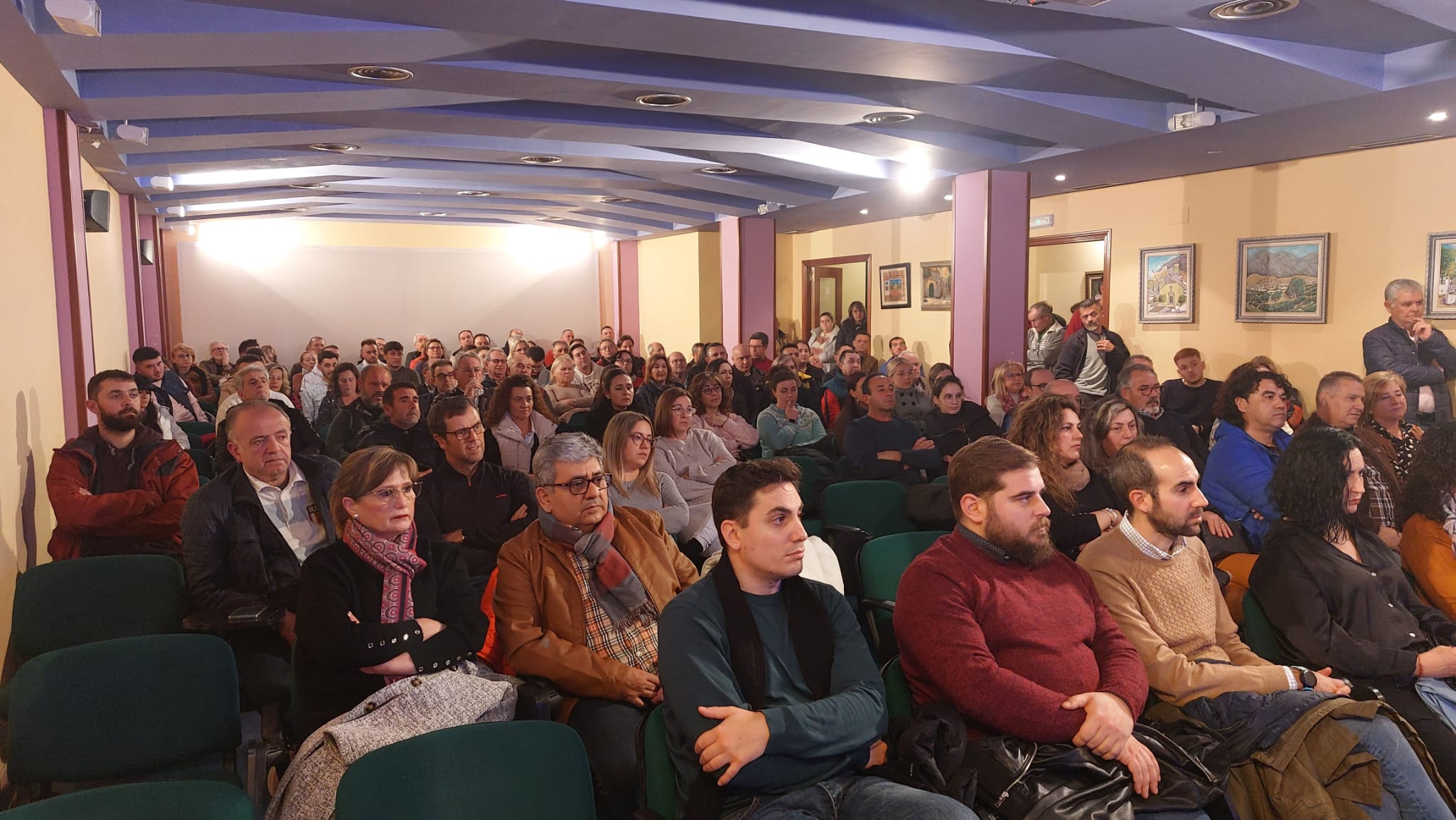 Aspecto, totalmente abarrotado, del Salón de Actos del Centro Garcia Lorca de Bedmar, en la presentación de la fábrica