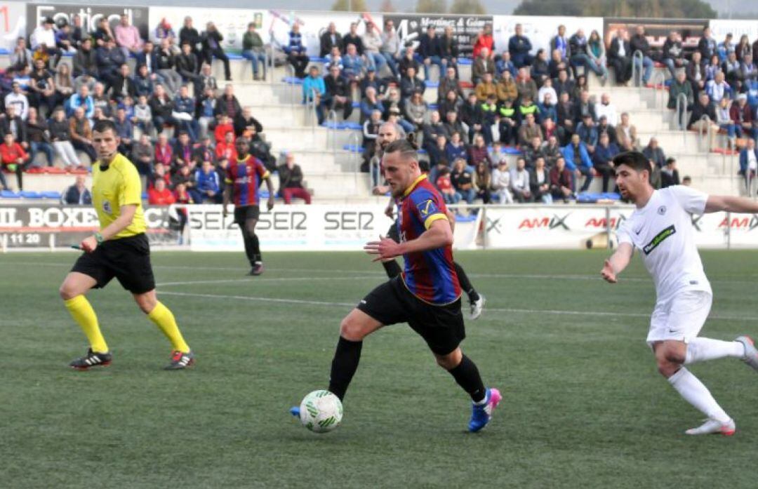 Javi Flores corre detras de un jugador del Eldense