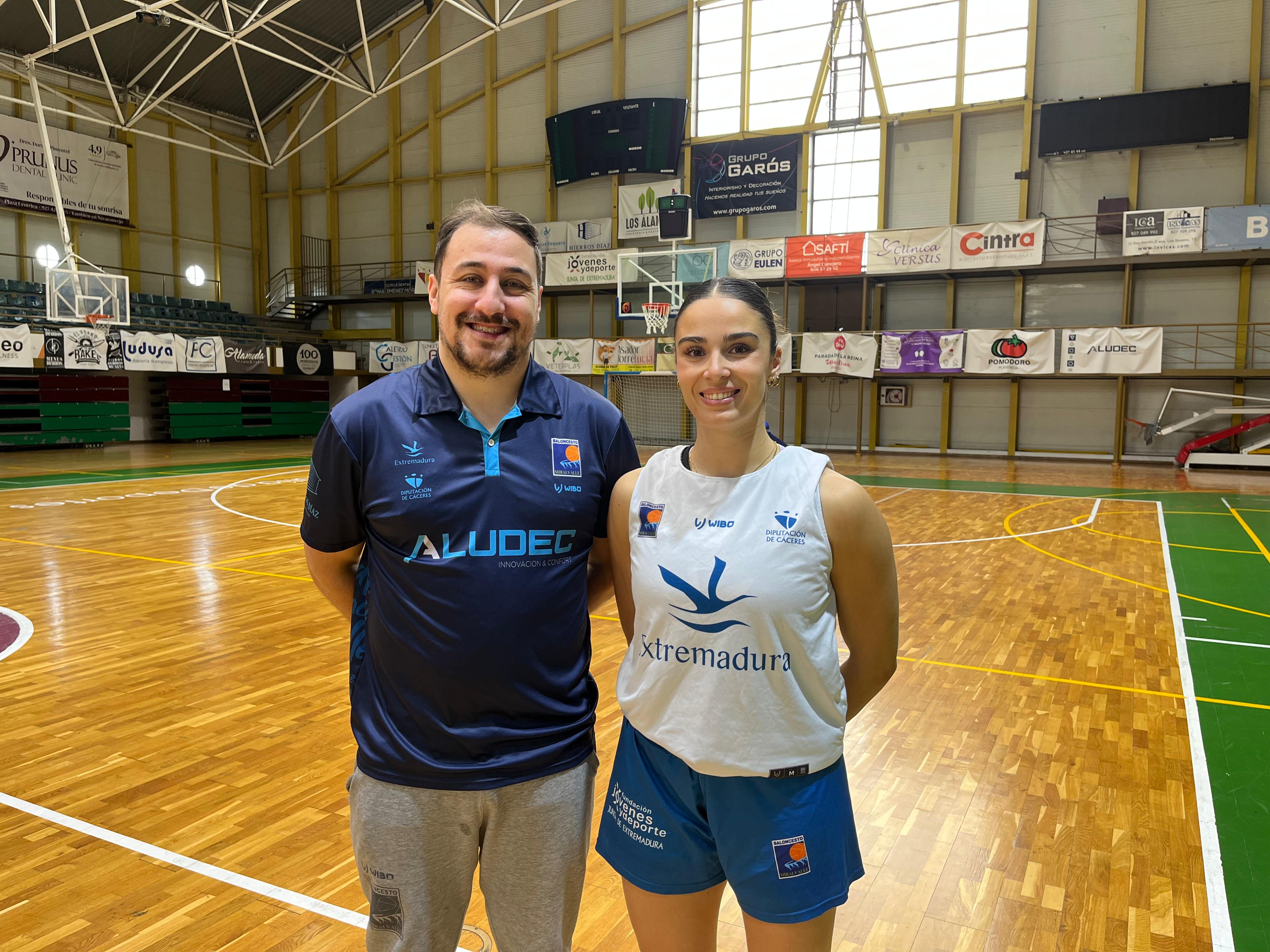 Daniel Carreras y María Romero en el parqué de La Bombonera