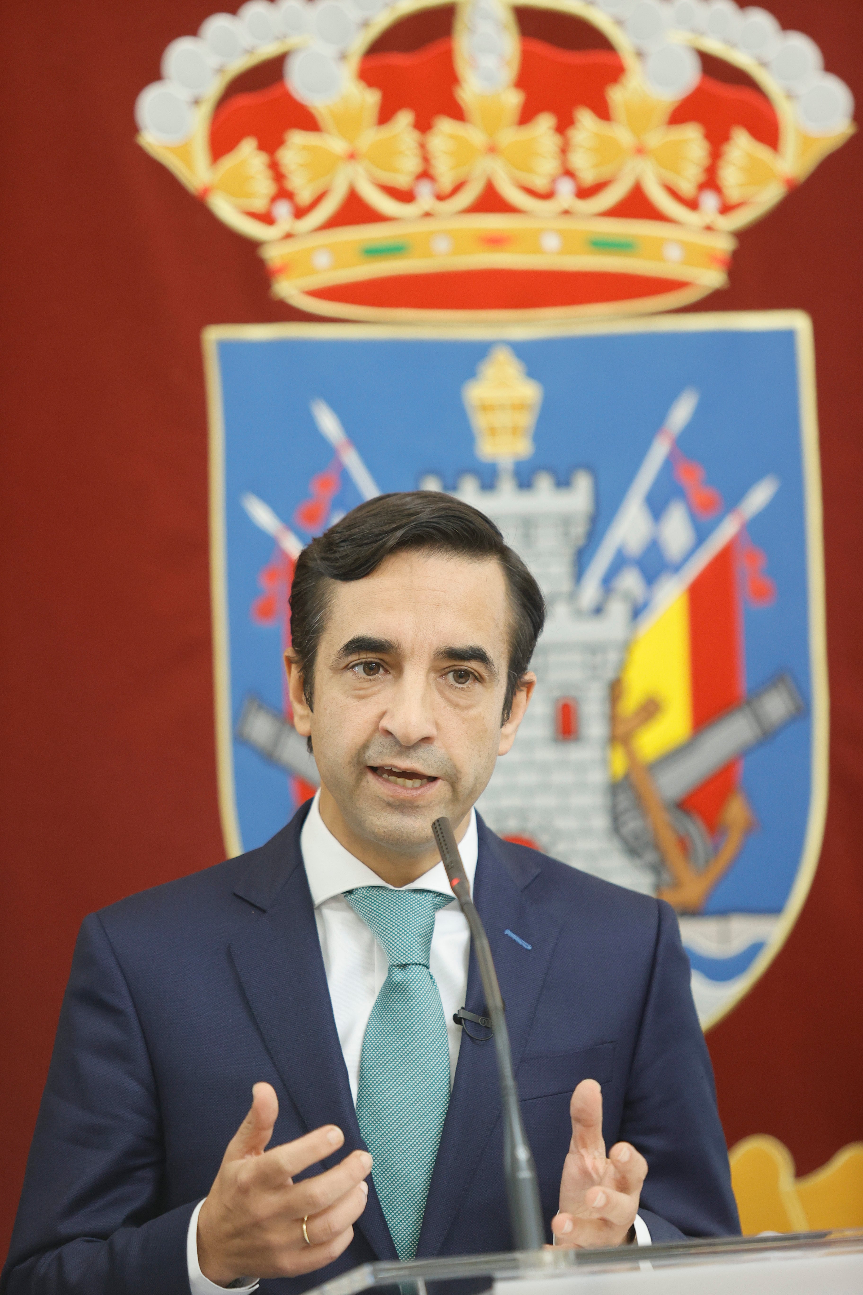 El alcalde de Ferrol, José Manuel Rey Varela, en rueda de prensa este lunes junto a sus ediles para presentar el proyecto de presupuestos municipales para 2025 (foto: Kiko Delgado / EFE)