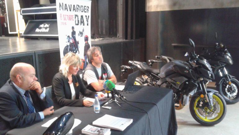 Maitena Ezkutari (Directora General de Turismo y Comercio), José Ignacio Calvo (Secretario General de la Asociación de Hostelería de Navarra)  y Gerard Mediavilla (Motorutas)