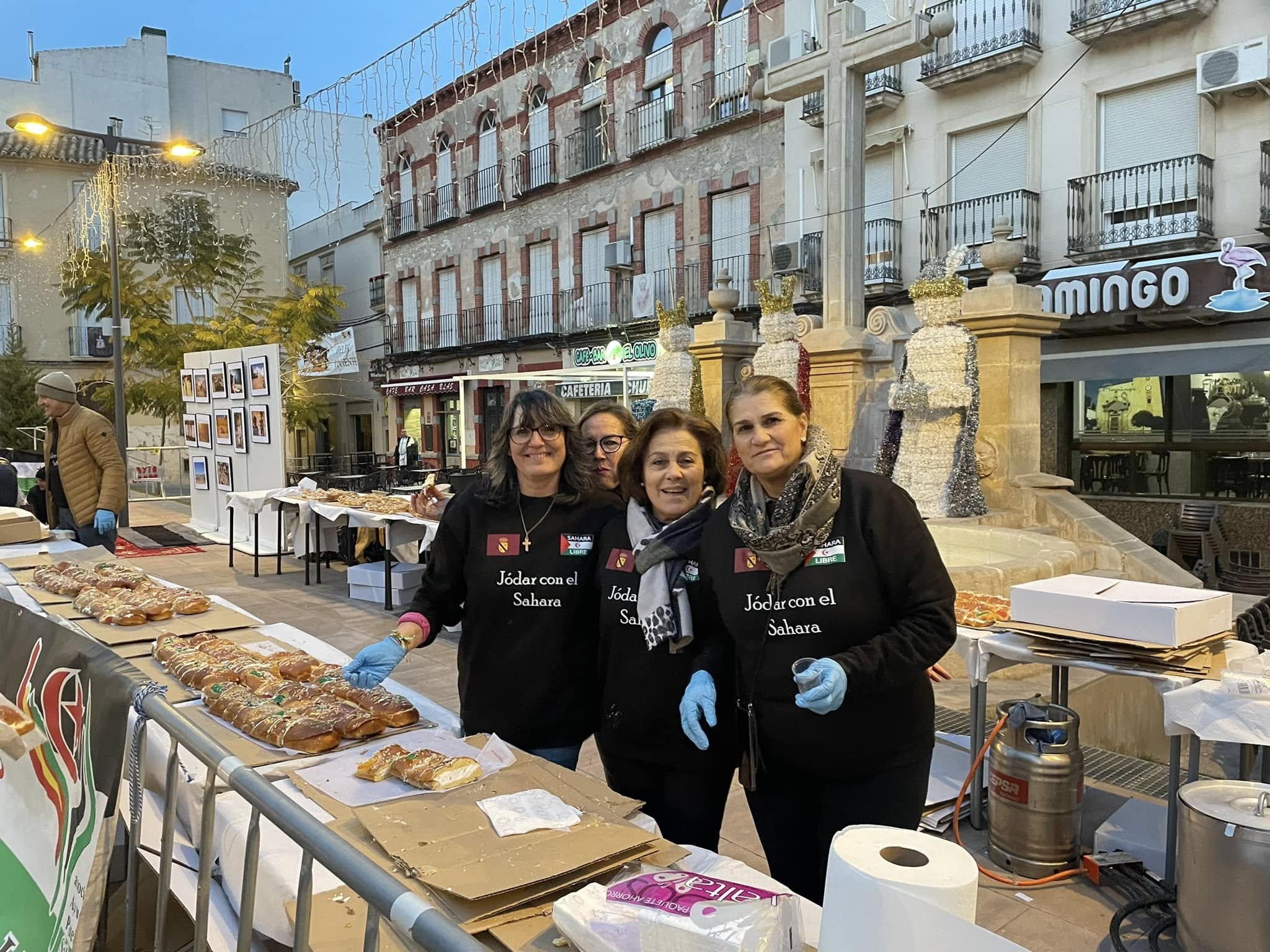 Voluntarias participantes en el Roscón de Reyes gigante a beneficio del Pueblo Saharaui