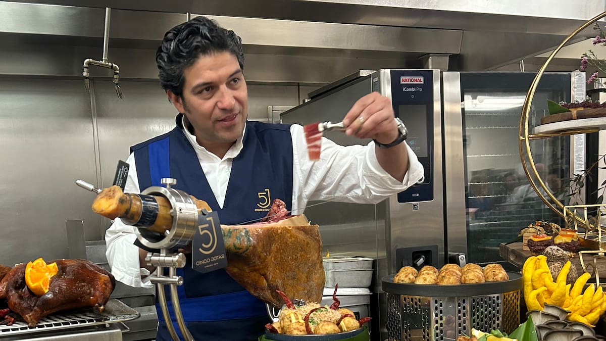 La Tertulia de Cómicos | El cortador de jamón de la Gala de los Oscar revela el truco definitivo para poder cortar bien un jamón: "Yo pondría el foco ahí"
