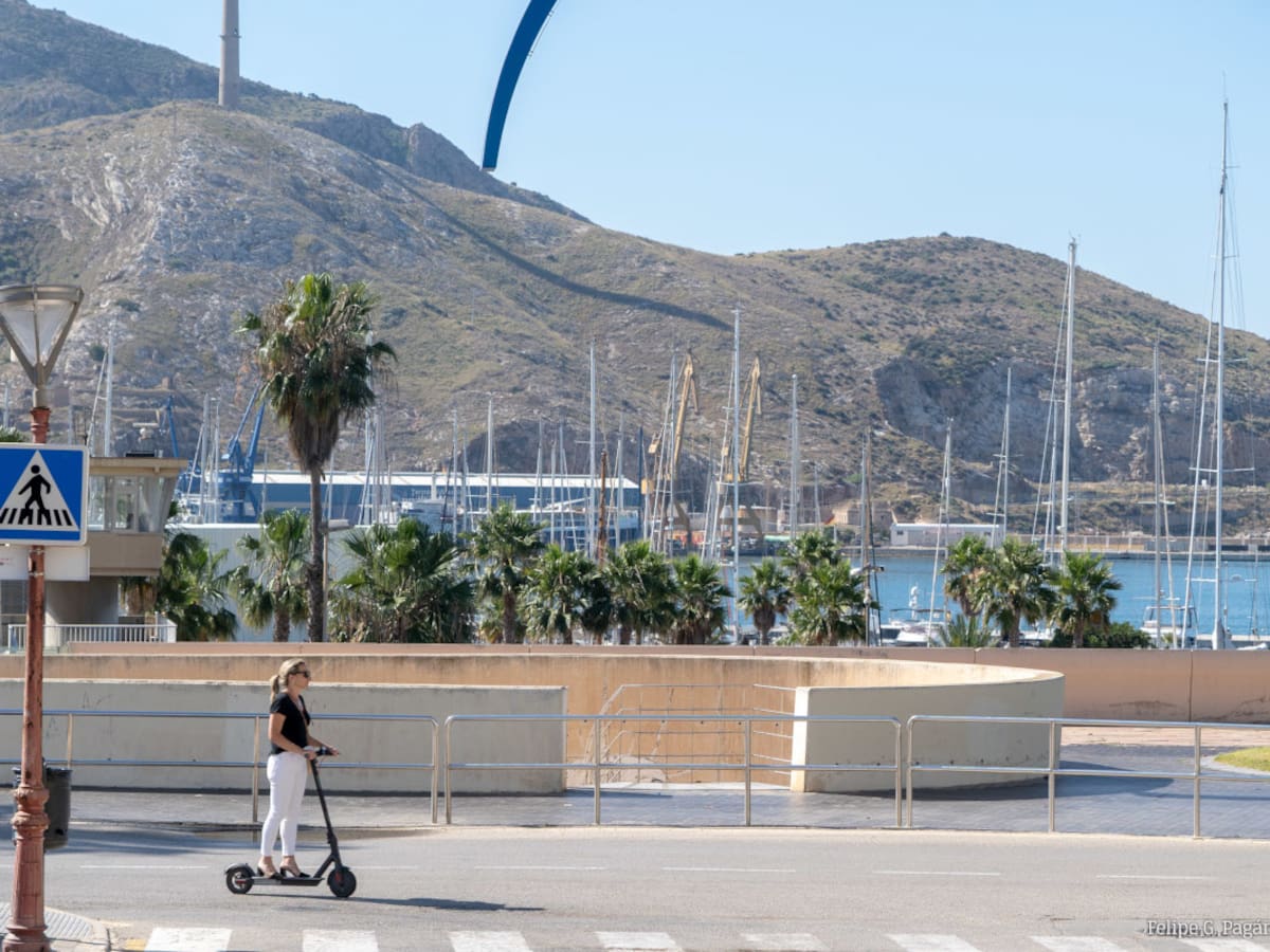 La Policía Local de Cartagena pone en marcha una campaña informativa sobre la nueva normativa de patinetes eléctricos