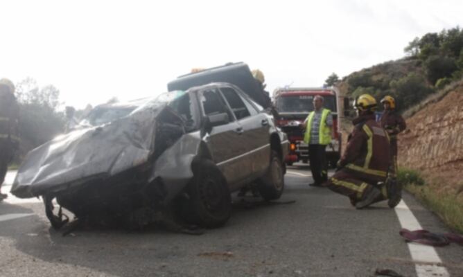 Imatge dels Bombers retirant el vehicle sinistrat