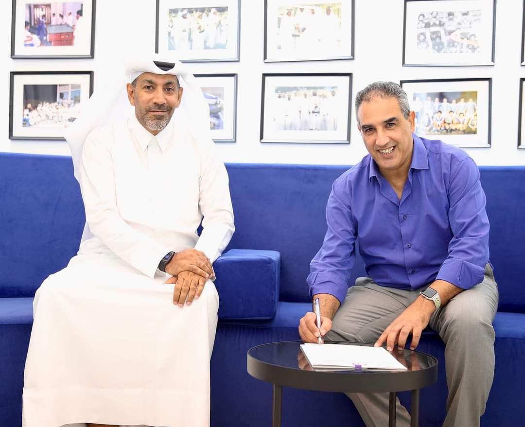 El entrenador afincado en Almería firmando por su nuevo club.