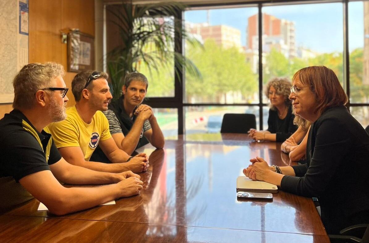 Membres de la plataforma SomRotondes reunits avui amb la delegada del Govern a Lleida, Montse Bergés. Foto: Cedida a l'ACN per la delegació del Govern.