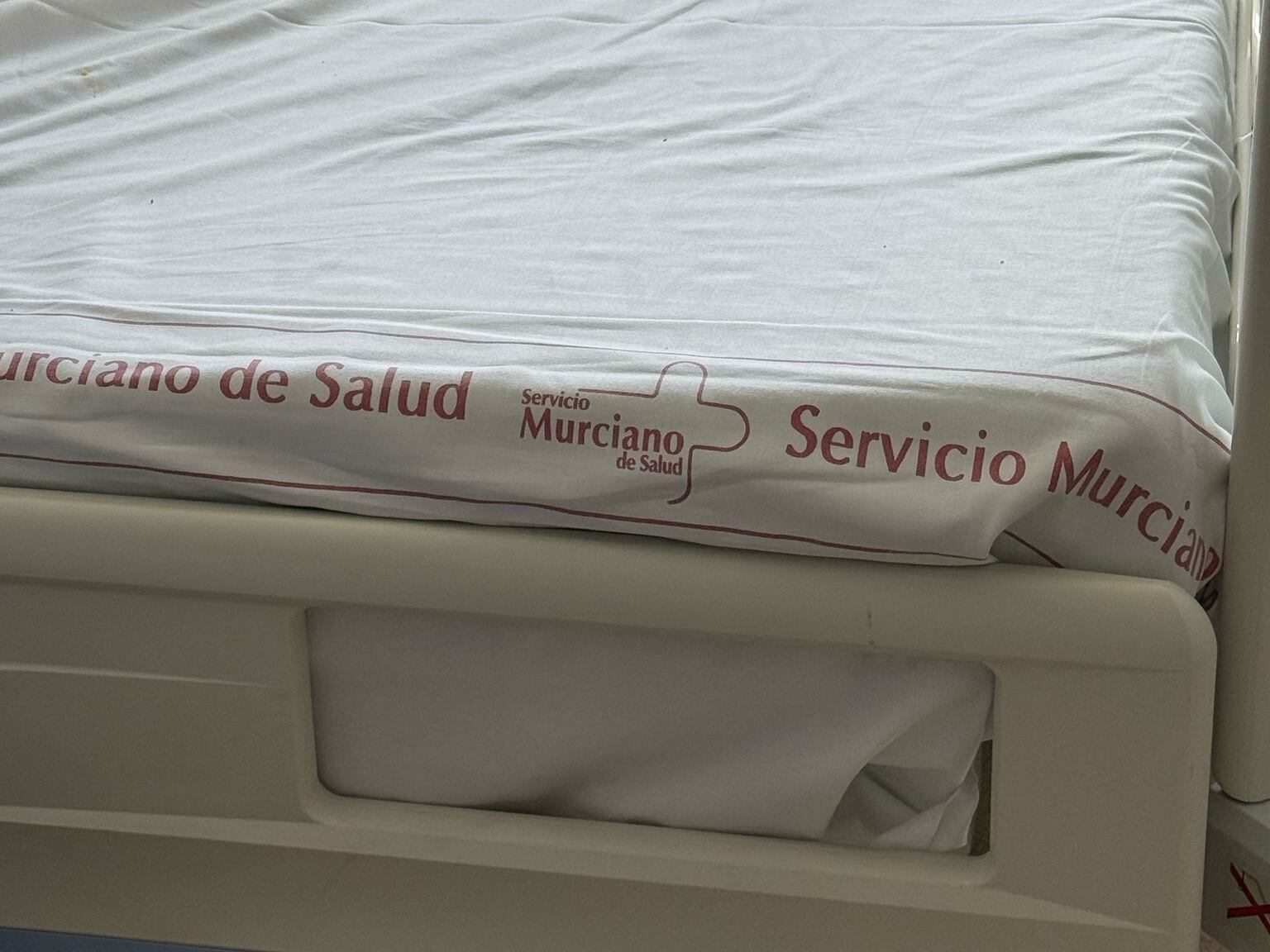 Sábanas del Servicio murciano de Salud en camas del Hospital Regional de Málaga