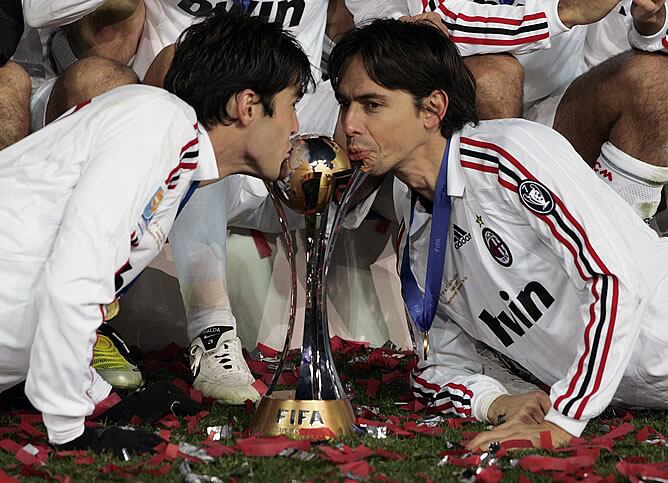 Inzaghi y Kaká besan la copa que les proclama como campeones del Mundial de Clubes