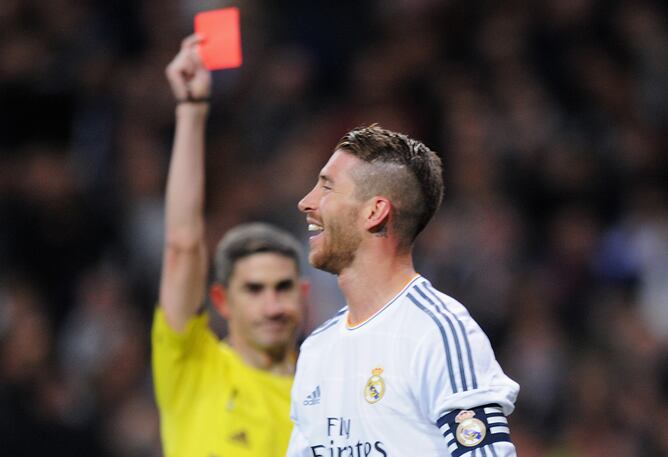 Momento en que Undiano Mallenco señala la roja a Sergio Ramos tras el penalti sobre Neymar.