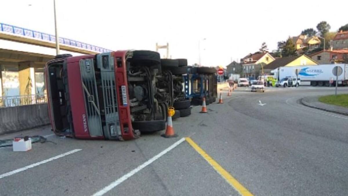 Otro camión que vuelca