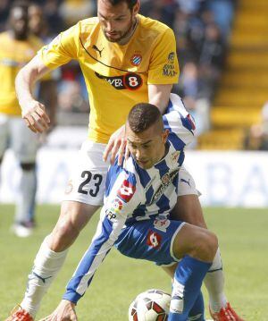 GRA122. A CORUÑA, 22/03/2015.- El defensa del Espanyol, Anaitz Arbilla (arriba), intenta arrebatar el balón al centrocampista argentino del Deportivo de La Coruña, Luis Fariña (abajo), durante el encuentro correspondiente a la jornada 28 de la Liga de Fút