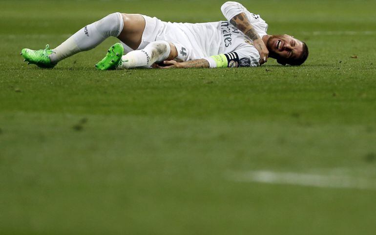 Sergio Ramos se duele en el suelo en el partido de Champions ante el Shakhtar.