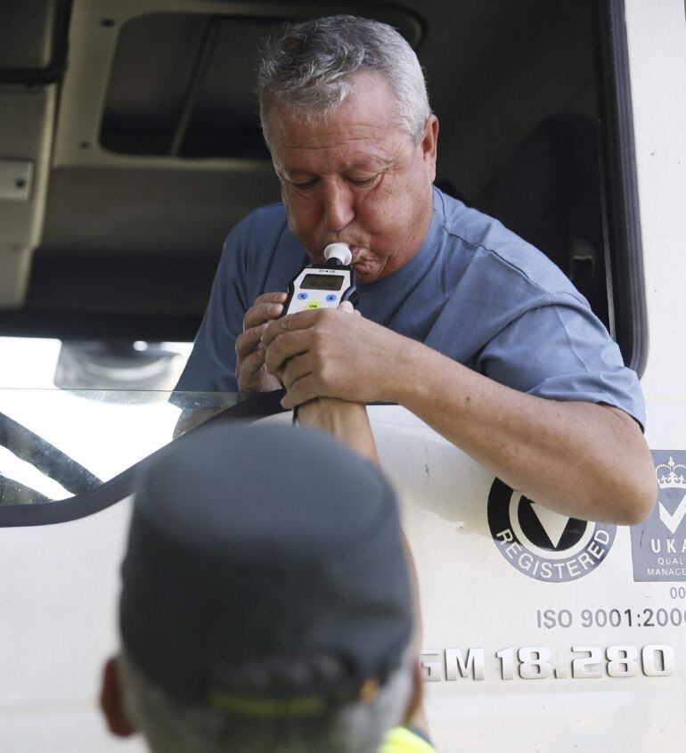 Un hombre realiza una prueba de alcoholemia 