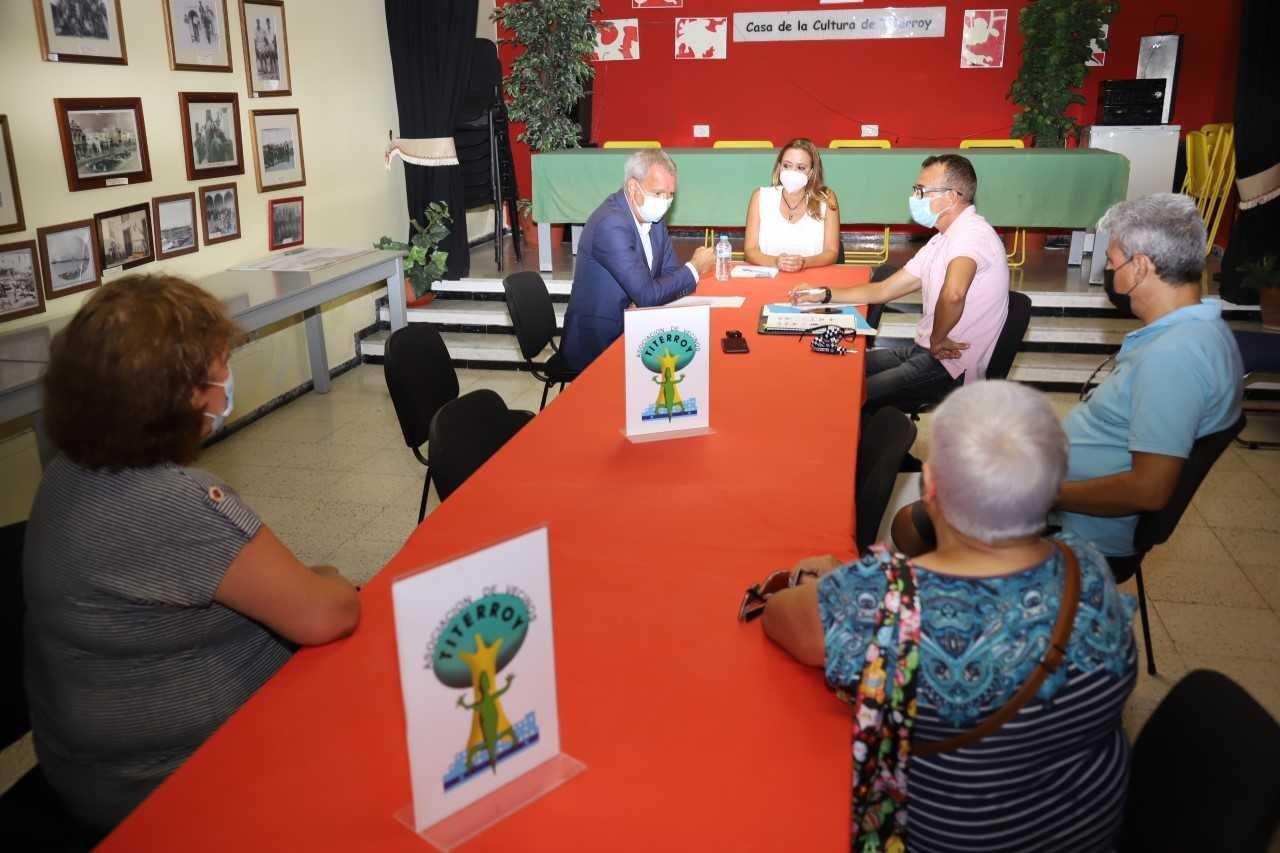 Una de las reuniones del Gobierno de Canarias y el Cabildo de Lanzarote con vecinos de Titerroy.