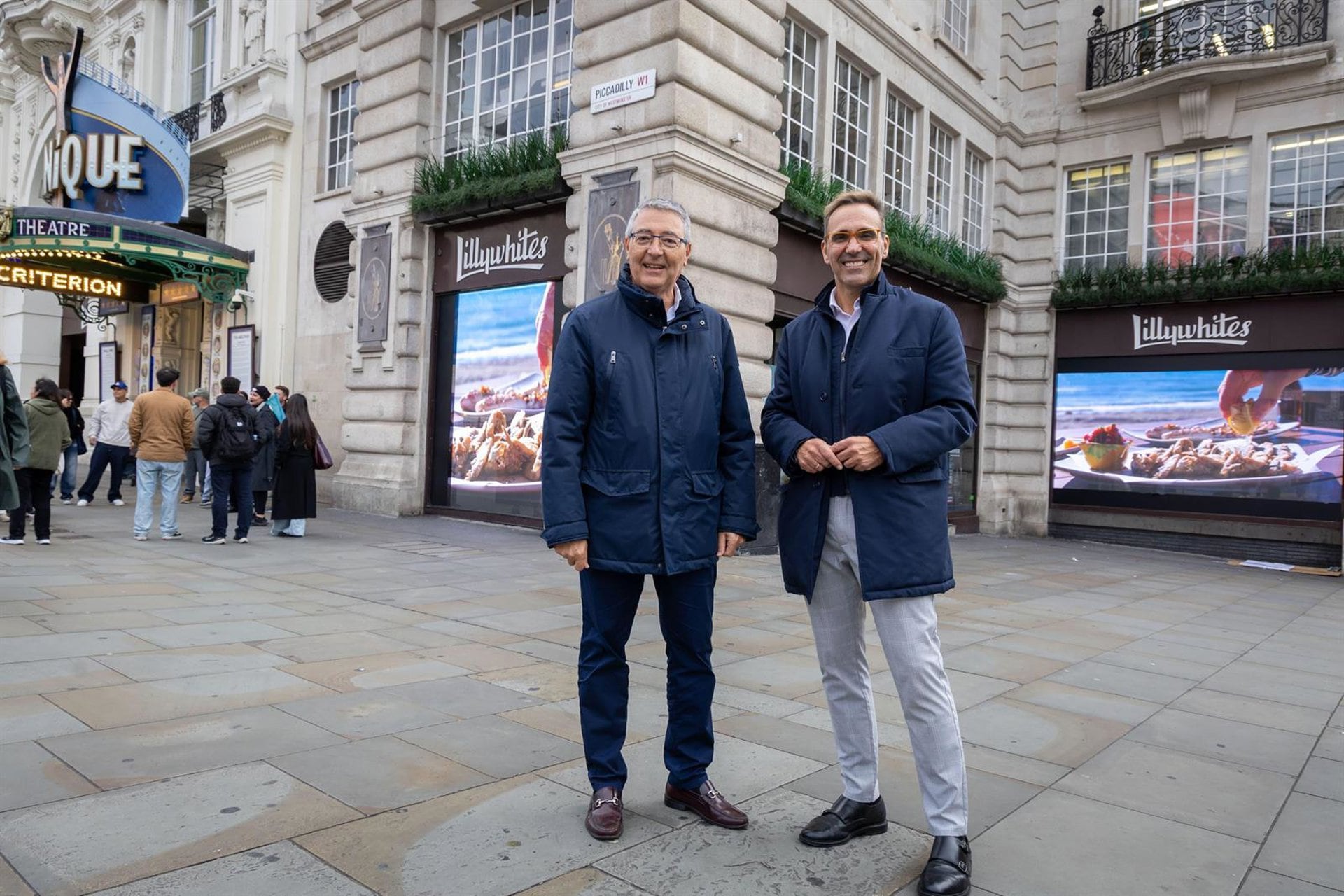 El alcalde de Rincón de la Victoria, Francisco Salado, junto al concejal e Turismo, Antonio José Martín, en Picadilly Circus de Londres en el marco de la WTM.