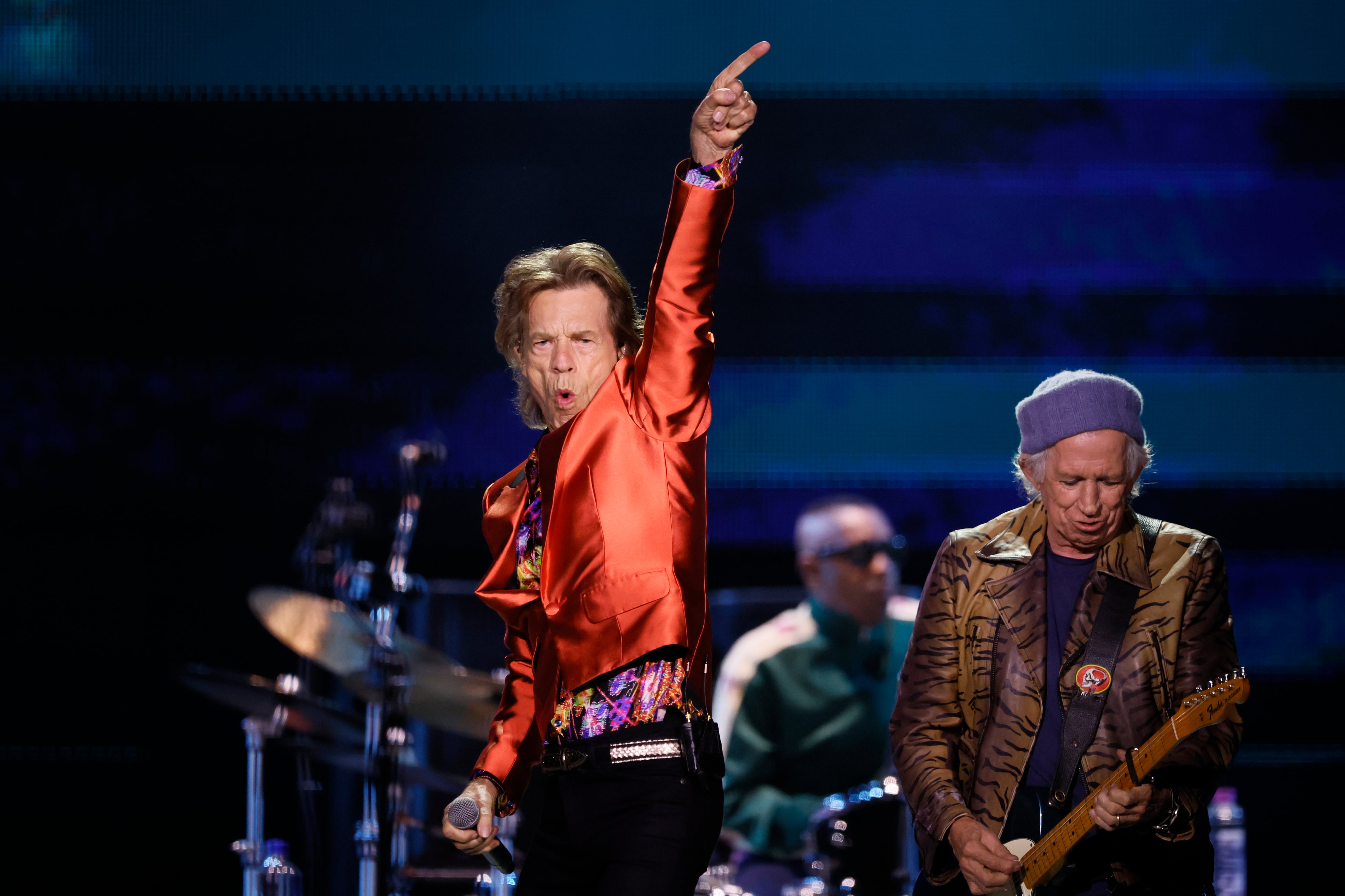 MADRID, 01/06/2022.- El cantante de The Rolling Stones, Mick Jagger (i), durante el concierto ofrecido este miércoles en el estadio Wanda Metropolitano, en Madrid, para comenzar su nueva gira europea &quot;SIXTY&quot;, con la que Mick Jagger, Keith Richards y Ronnie Wood celebran 60 años de la fundación de esta banda emblemática. EFE/JuanJo Martín
