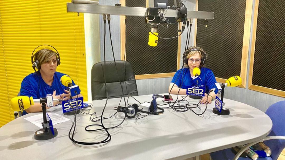 Momento de la entrevista, Juani Vílchez, presidenta, a la izquierda, y María Comino, a la derecha