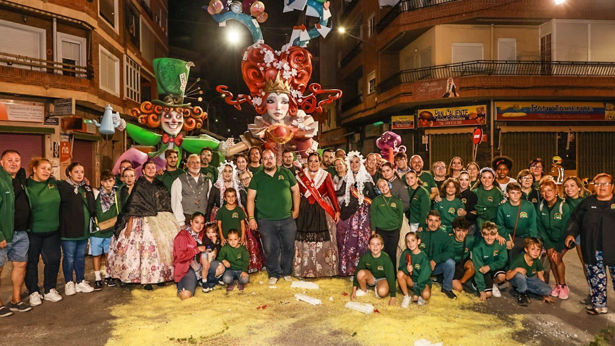 Fran Sierra, junto a miembros de la comisión Trinquete durante las pasadas fallas.
