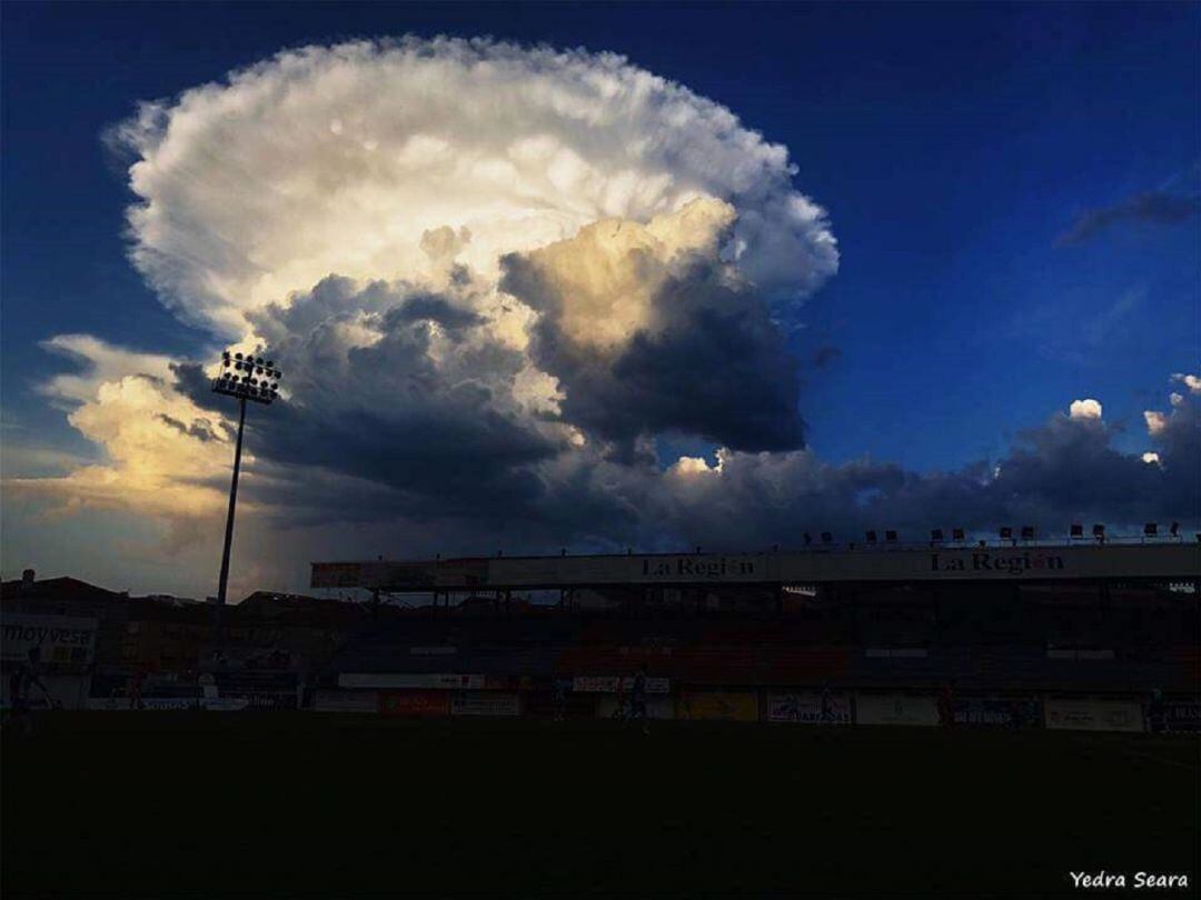 Dos periodistas ourensanos denuncian al presidente de la Unión Deportiva Ourense de agredirlos en el campo de O Couto.Desde el Club,niegan este hecho en un comunicado