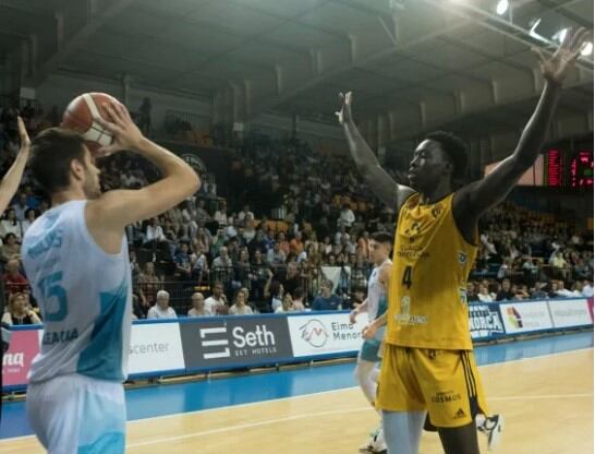 L'aler Omar Lo, aquí amb la samarreta del Ponferrada, no va jugar ni un segon a al final del Trofeu Illes Balears per precaució degut a que porta molt poc temps entrenant.