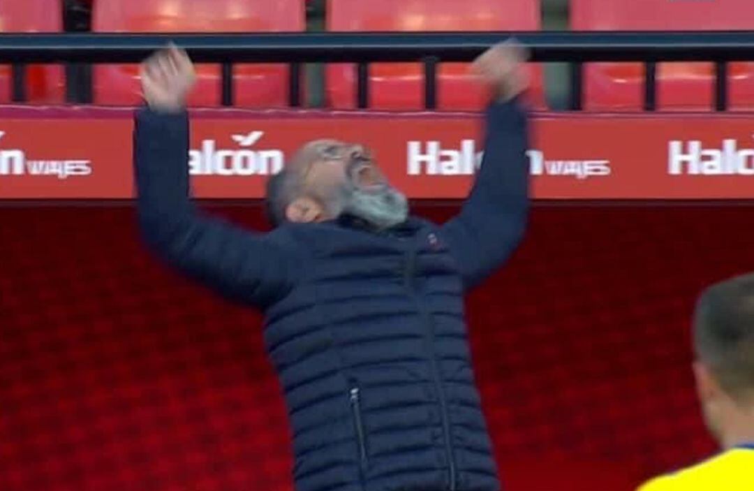 Cervera celebrando la victoria del equipo en Granada.