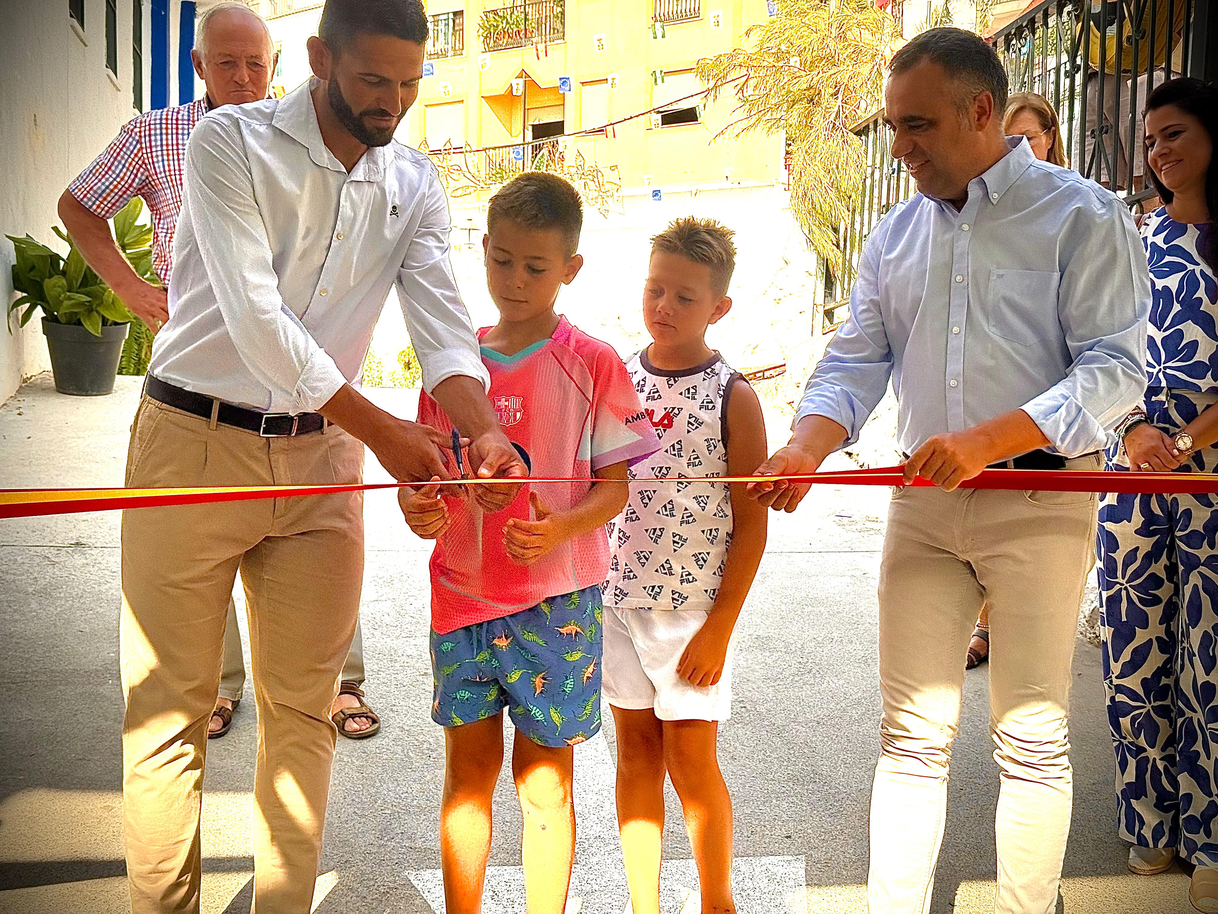 El presidente de la Diputación de Granada, Francis Rodriguez y el alcalde de Lújar, José Antonio González, durante la inauguración del espacio cultural