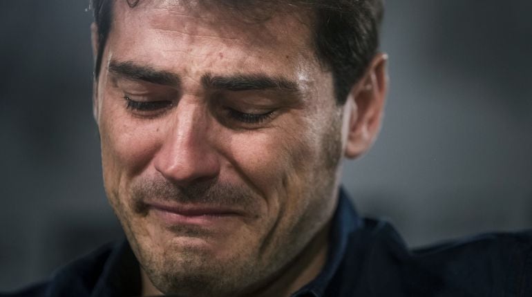 Iker Casillas rompe a llorar durante su comparecencia ante la prensa en su despedida como jugador del Real Madrid