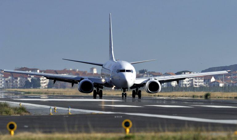 Un avión aterriza en el Aeropuerto de San Sebastián en una imagen de archivo.