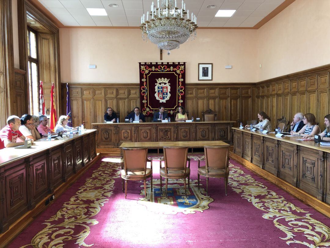 Acto de firma de los convenios en el Salón de Plenos del Ayuntamiento de Palencia