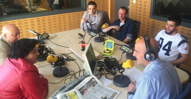 El presidente de los hosteleros, Jaime Fernández (1I), en los estudios de Radio Valladolid junto a los ganadores del Concurso Provincial de Pinchos