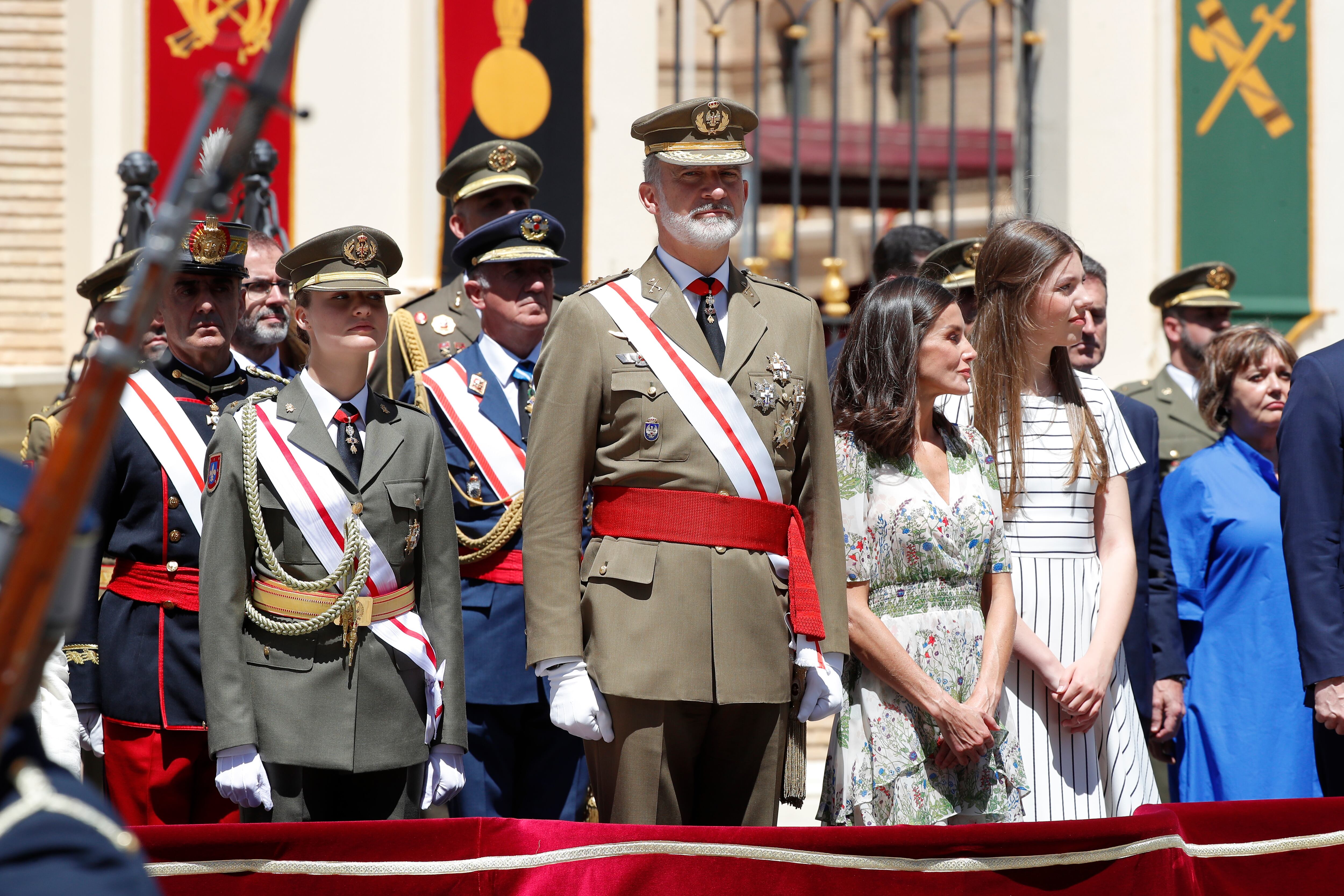 ZARAGOZA, 03/07/2024.- La princesa de Asturias, Leonor de Borbón, la reina Letizia, el rey Felipe VI y la infanta Sofía durante la ceremonia en la que el monarca entregó a la heredera al trono su despacho de alférez tras un año en Zaragoza, este miércoles. EFE/ Javier Cebollada