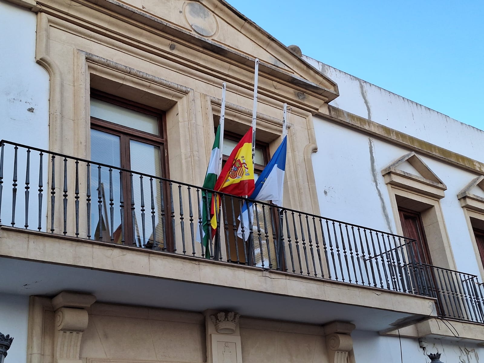 Banderas a media asta en Chipiona