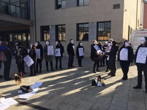 Miembros y simpatizantes de la Plataforma Berciana Contra las Violencias Machistas durante la realización de la &#039;performance&#039;.