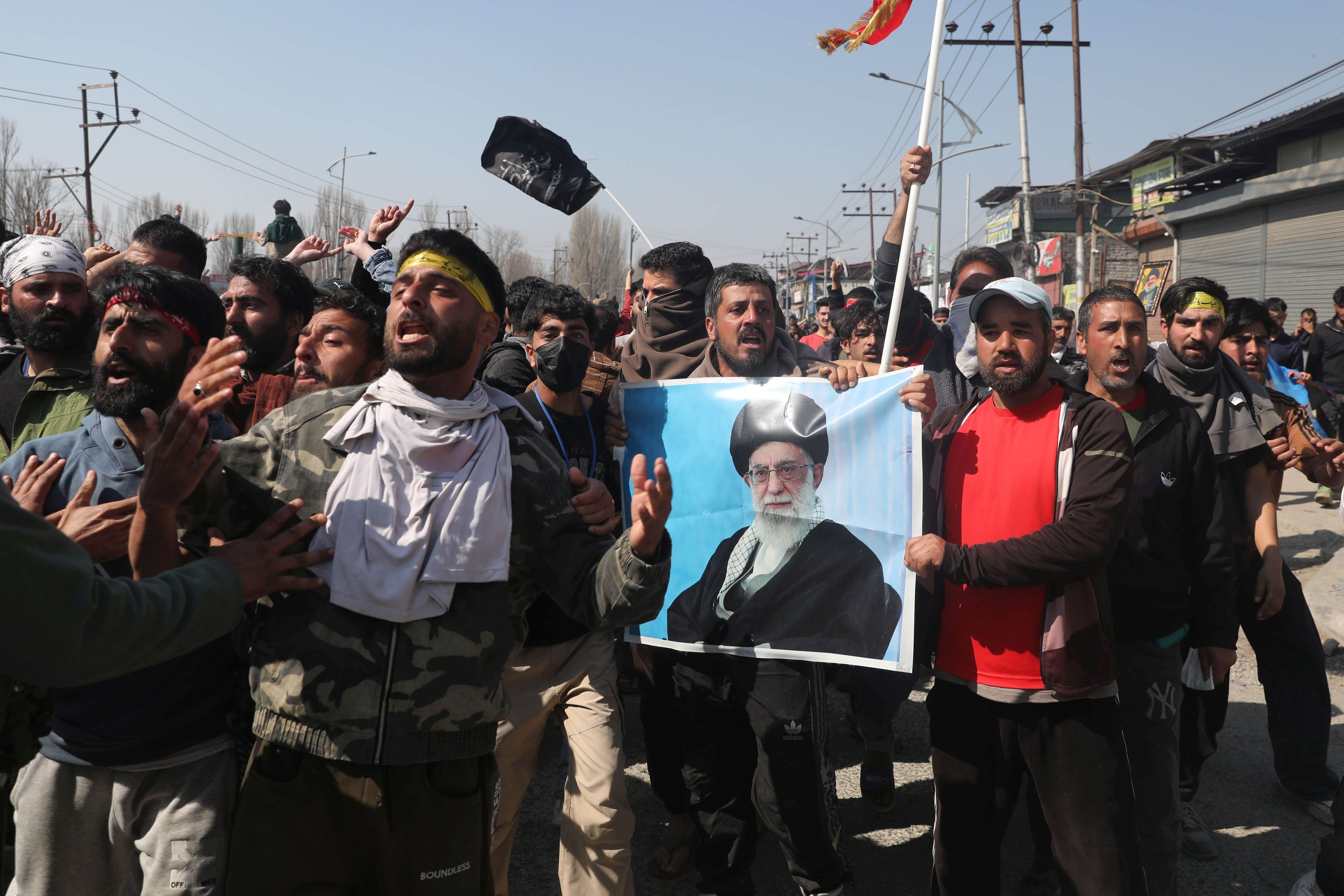 SRINAGAR (India), 02/03/2026.- Shiite Muslim protesters march during a protest against the killing of Iran's Supreme Leader Ayatollah Ali Khamenei, in Srinagar, the summer capital of Indian Kashmir, 02 March 2026. Authorities imposed severe restrictions in Srinagar to stop the protesters coming from different areas of the Valley to head towards the city center following the killing of Iran's Supreme Leader in joint US-Israeli airstrikes. (Protestas) EFE/EPA/FAROOQ KHAN