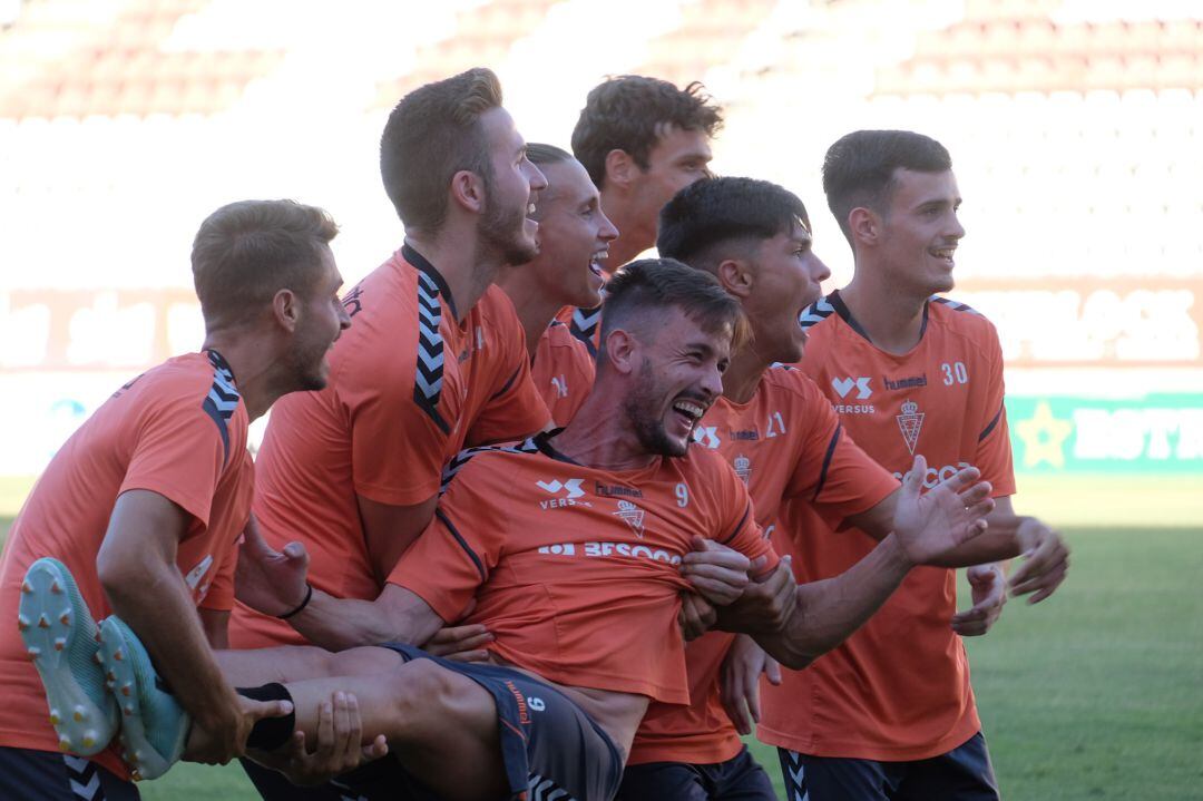 Chumbi con algunos compañeros en un entreno en el Estadio Enrique Roca de Murcia